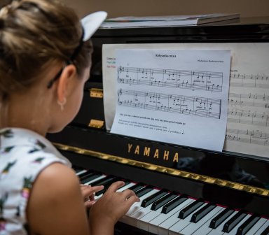 Klub Zbydniowice - lekcja gry na pianinie